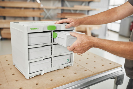 Festool Ringratschenschlüssel-Set SYS3 S 76 Systainer mit geöffneten Schubladen, Hände entnehmen Werkzeug