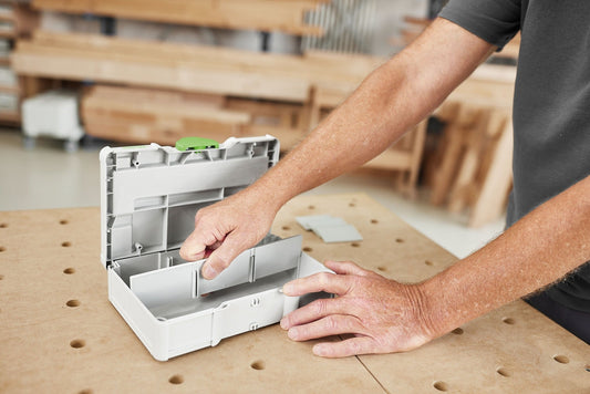 Festool Systainer³ SYS3 S 76 mit offenetem Deckel, Trennstegen und Fächern zur Kleinteilorganisation auf Werkbank.