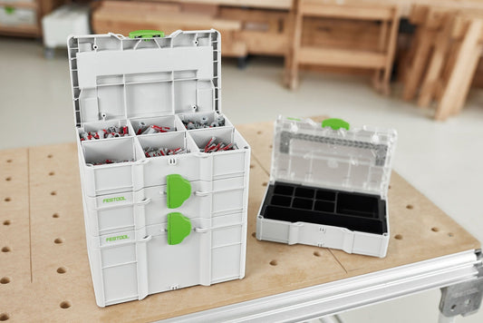 Festool Systainer³ SYS3 S 76 TRA UNI Kleinteile-Systainer mit grünen Verschlüssen und gefüllten Universaleinlagen auf