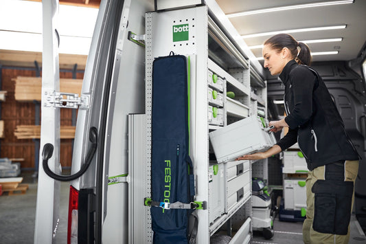 Festool Systainer³ SYS3 M 237 blaugrau in bott vario3 Fahrzeugeinrichtung, Mitarbeiter entnimmt Systainer aus Regal.