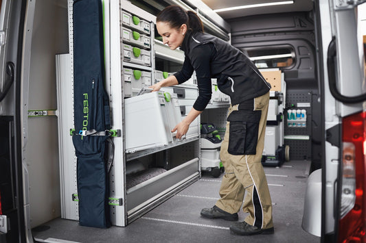Festool Systainer³ SYS3 L 187 in Fahrzeugeinrichtung, Handwerker entnimmt Behälter aus Lagersystem