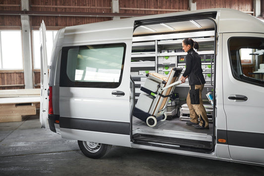 Festool Systainer³ SYS3 L 237 in Lieferfahrzeug mit Frau, die Werkzeugbox mit Schleiftechnik entnimmt