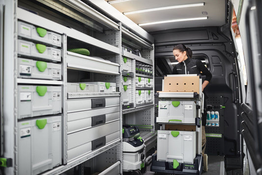 Festool Systainer³ SYS3 M 137 mit grünem T-LOC Verschluss in Fahrzeugeinrichtung gestapelt, Frau entnimmt Systainer aus