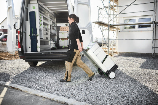 Festool Systainer³ SYS3 L 137 wird von Handwerker auf Baustelle transportiert, gekoppelte Systainer im offenen
