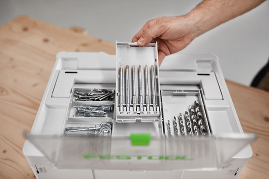 Festool Bohrerkassette BKS SYS3 D3-8 K CE/W mit Holzbohrern und Bits im offenen Systainer, Hand entnimmt Bit-Modul