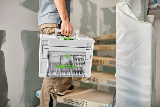 Festool Bitkassette BKS SYS3 mit 12 CENTROTEC-Bits, offene Kassette mit magnetischen Bitfächern, von Hand gehalten auf
