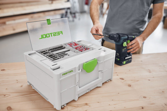 Festool Systainer³ SYS3 DF M 237 geöffnet mit Bohrer und Bits, Handwerker entnimmt Bohrersatz, Holzwerkstatt
