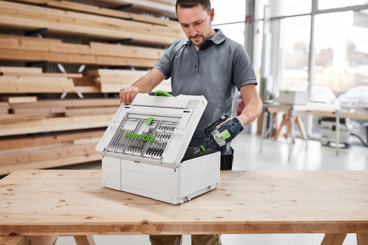 Festool Systainer³ SYS3 DF M 237 mit offenetem Deckelfach zeigt transparente Kasetten mit Bits und Bohrern im Holzwerkstatt