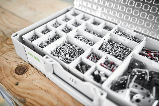 Festool Einsatzboxen Box mit Schrauben, Dübeln und Zubehör in weißer Organizer Box auf Holzfläche