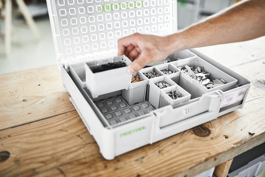 Festool Systainer³ Organizer SYS3 ORG L 89 mit 10 Einsatzboxen geöffnet, Hand entnimmt Kleinteile