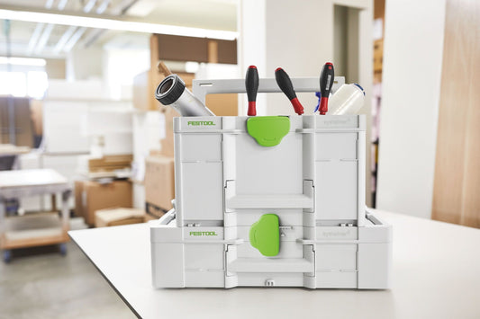Festool Systainer³ ToolBox SYS3 TB L 137 mit Handwerkzeugen und eingeklapptem Tragegriff auf Werkbank.