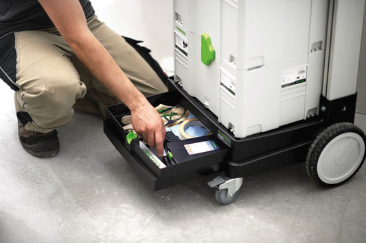 Festool SYS-Roll 100 Transportwagen mit offener Schublade, gefüllt mit Werkzeugen und Zubehör