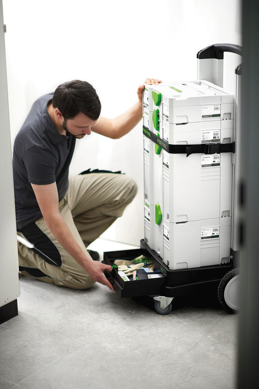 Festool SYS-Roll 100 Transportwagen mit gestapelten Systainern, Mann entnimmt Schublade mit Kleinteilen