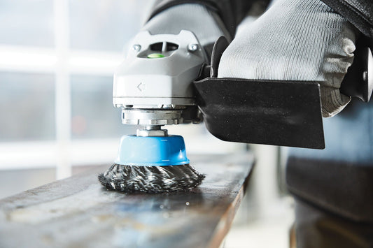 Festool HS-AGC 18 Handschutz mit Drahtbürste beim Einsatz am Winkelschleifer, Schutzvorrichtung in Aktion