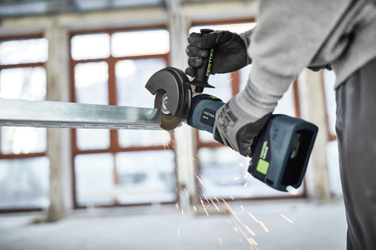 Festool AGC 18-125 EB-Basic Akku-Winkelschleifer beim Schleifen von Metallblech mit Funkenschlag
