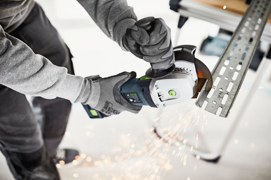 Festool HighPower Akkupack BP 18 Li 5,0 HP-ASI in Arbeitsposition mit Softgrip-Rahmen, gehalten von Handwerkerin mit