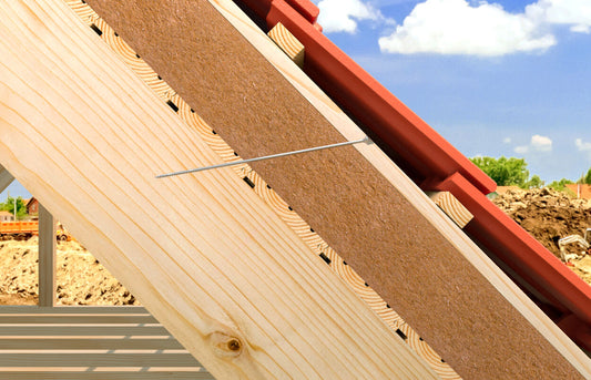 fischer Holzbauschraube PowerFast FPF II CTP verbindet Dämmplatte mit Sparren, ideal für den Holzrahmenbau und sichere Befestigung unter Dachziegeln.