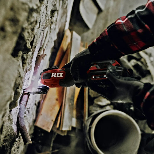 Flex MT 18.0-EC Akku-Multitool 18V Anwendung sägen einer Rohrleitung