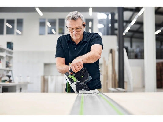 Festool TSC 55 KSEB Akku-Tauchsäge bei Tauchschnitt in Holzwerkstück mit grüner Führungsschiene