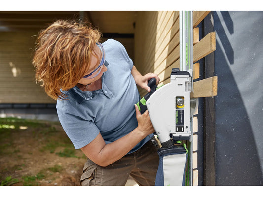 Festool TSC 55 KSEB Akku-Tauchsäge im Einsatz beim präzisen Tauchschnitt an Holzrahmen
