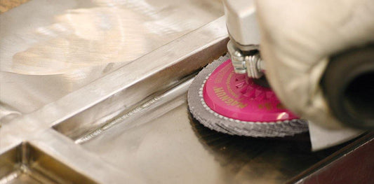 Eisenblätter MAGNUM Kehlnaht Fächerschleifscheibe in pink beim Schleifen einer Schweißnaht auf Metalloberfläche