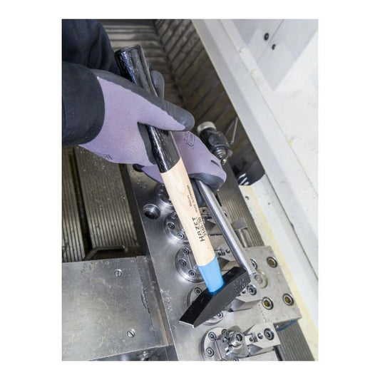 HAZET Schlosserhammer BluGuard 2140 mit Stahl-Stielschutzhülse, in Anwendung mit Schutzhandschuh